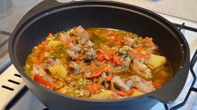 брауншвейгское рагу. овощи с мясом в казане на плите. тушёная картошка с мясом. мясо тушеное с овощами в казане. блюдо из говядины и овощей в казане.