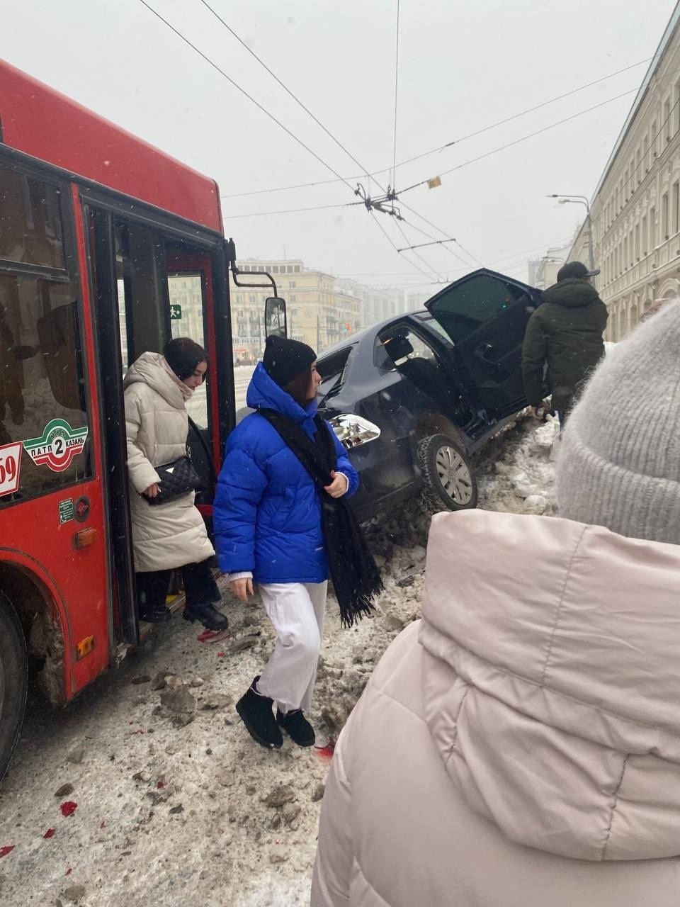 Краснобус влетел в иномарку у театра Камала Это картинка