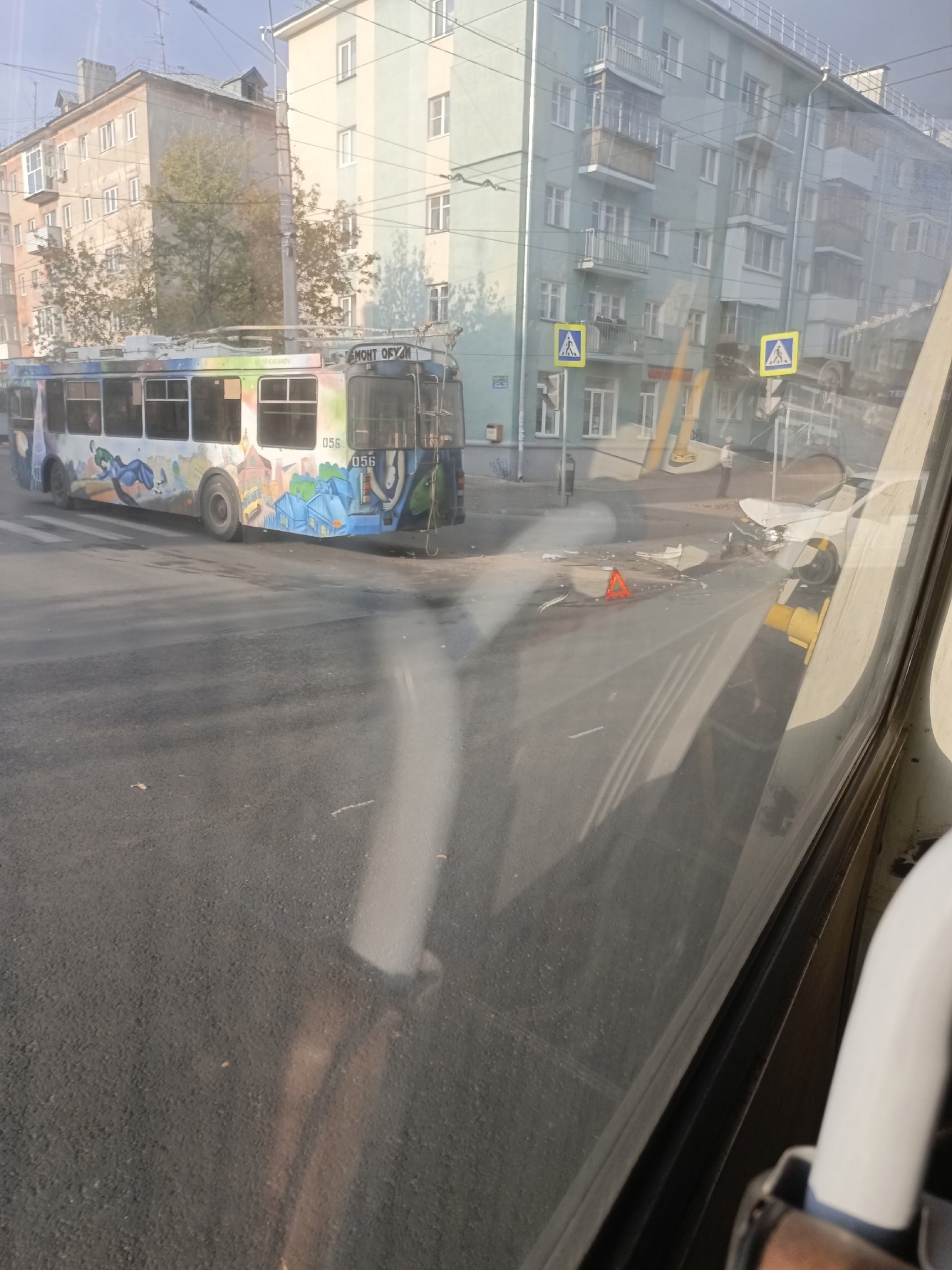 1 октября около 07:00, на перекрестке проспекта Ленина и улицы Гайдара в Дзержинске произошло ДТП с участием легкового автомобиля и троллейбуса Это картинка